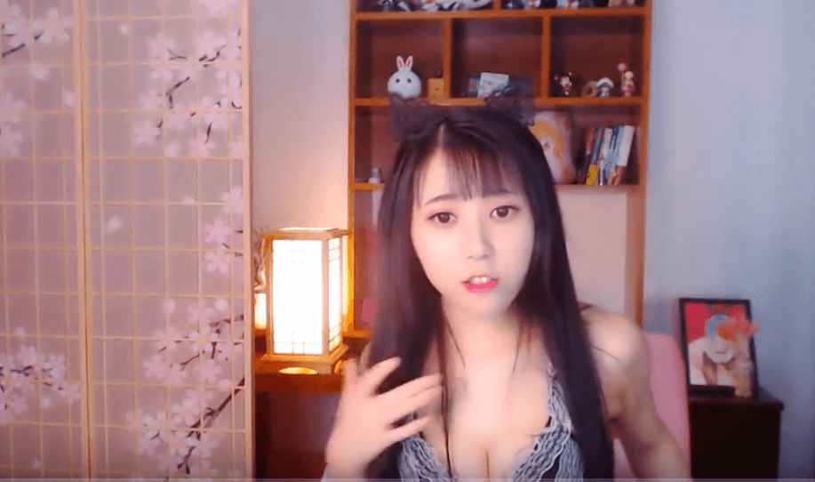 苏恩惠女仆鸡毛掸子摇摆