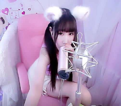 斗鱼ASMR主播cos娃娃爱打豆豆：狐狸舔耳助眠+二次元萌妹声控福利 [在线播放]