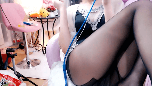 白鹿姬飞机ASMR福利 脱掉一只腿的丝袜也挺好